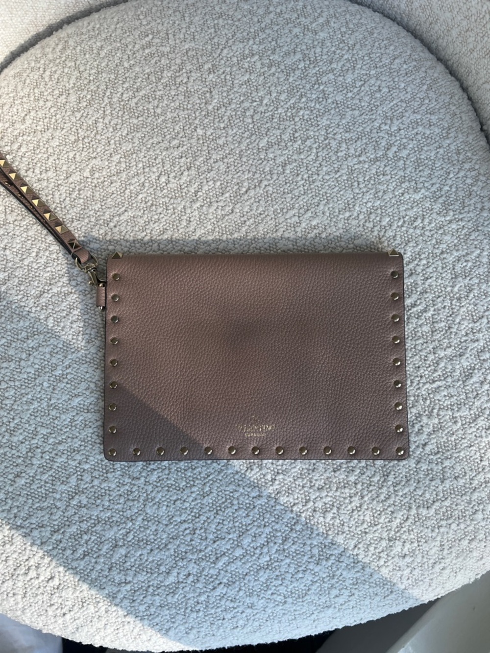 Valentino Garavani Medium Rockstud Grainy Calfskin Pouch Wristlet Poudre Taupe - Picture 11 of 15